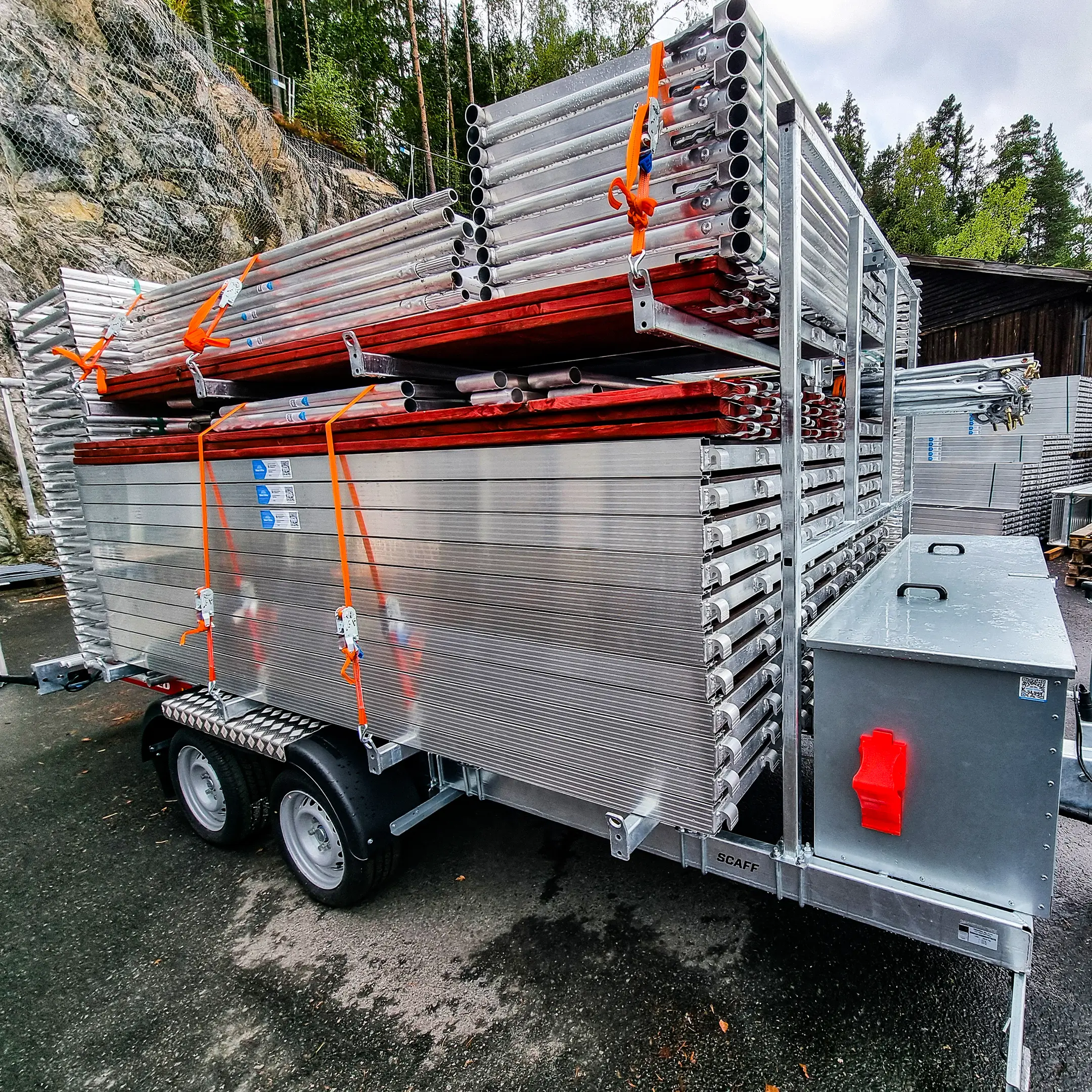Tilhenger med aluminiumsstillas fra Global Stillas – mobil stillaspakke 710m2 for byggeplass