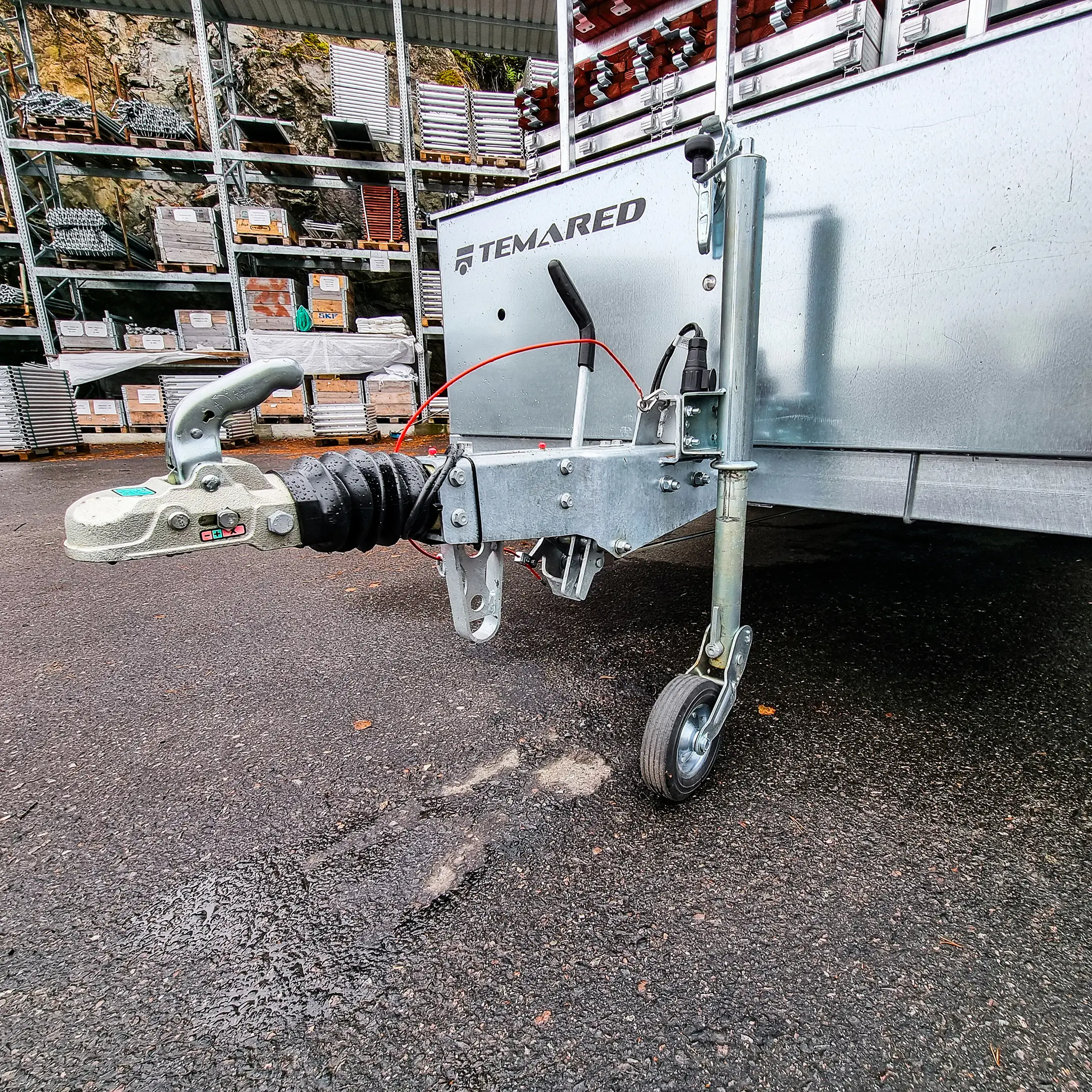 Tilhenger feste og støttehjul på stillashenger 3500kg med aluminiumsstillas fra Global Stillas, stillaspakke Proff 710m2