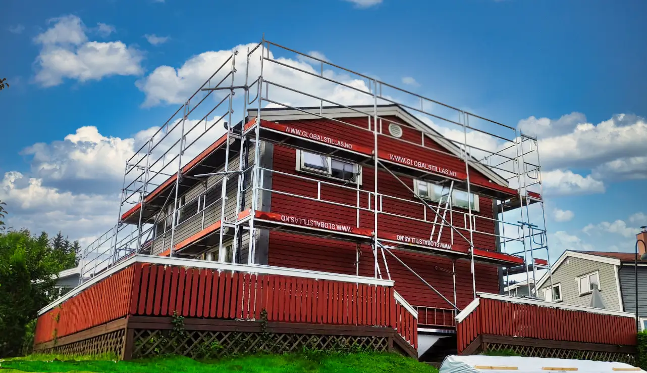 Aluminium stillas med doble rekkverk montert rundt huset, rammestillas fra Global Stillas